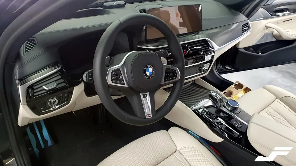 BMW 5 Series G30のカーラッピング事例|内装カスタム 施工写真 2-2
