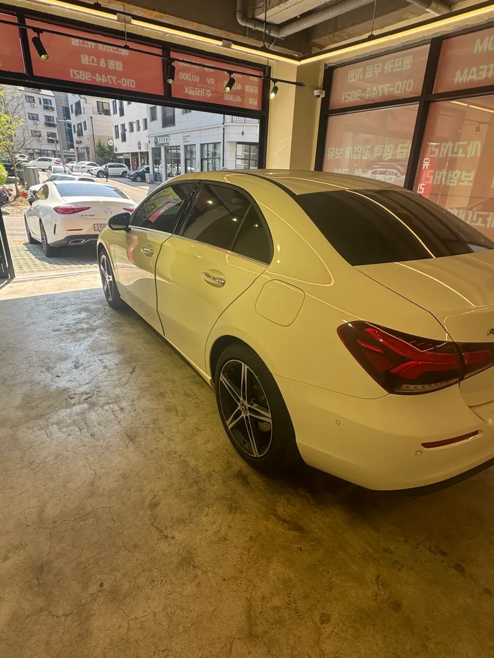 Mercedes-Benz A-Classのガラスコーティング事例|韓国での施工 施工写真 2-1