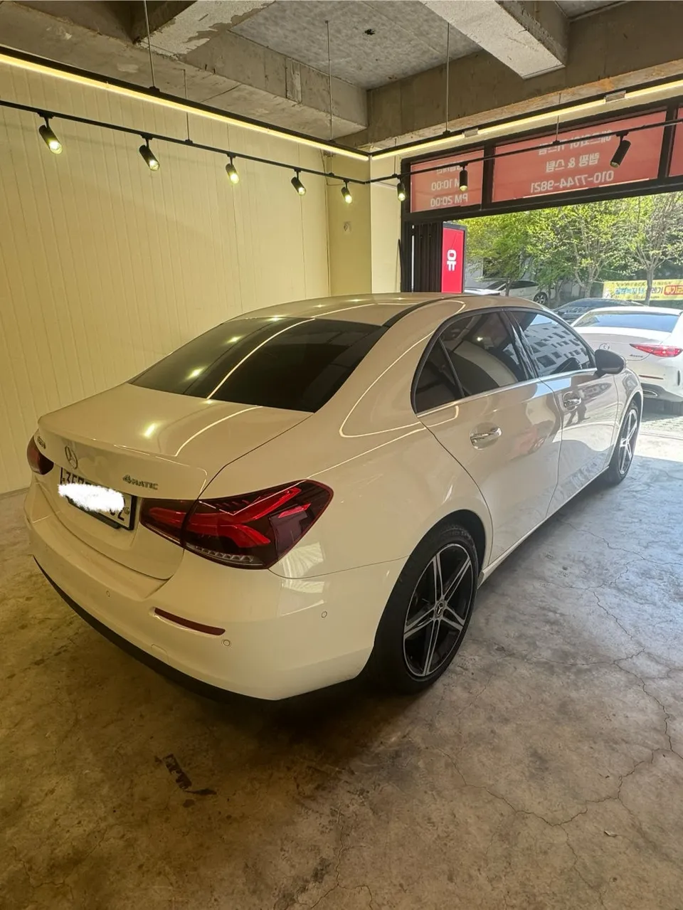 Mercedes-Benz A-Classのガラスコーティング事例|韓国での施工 施工写真 4-1