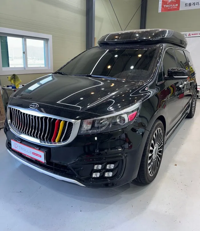 Kia Carnival Hi-Limousineのカーラッピング事例|アイアンマン風カスタム 施工写真 3-1