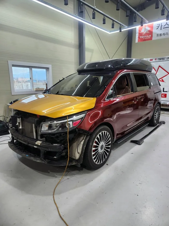 Kia Carnival Hi-Limousineのカーラッピング事例|アイアンマン風カスタム 施工写真 1-2