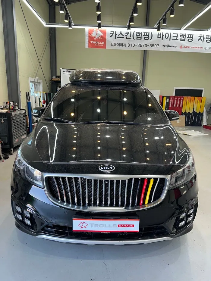 Kia Carnival Hi-Limousineのカーラッピング事例|アイアンマン風カスタム 施工写真 2-2