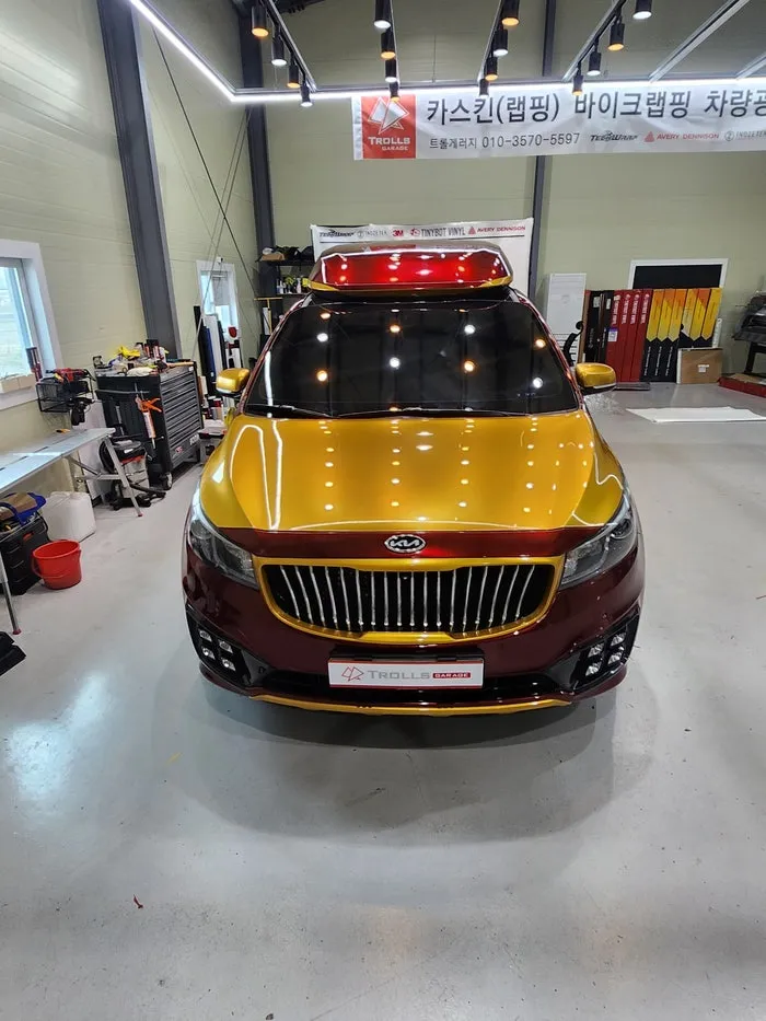 Kia Carnival Hi-Limousineのカーラッピング事例|アイアンマン風カスタム 施工写真 3-2