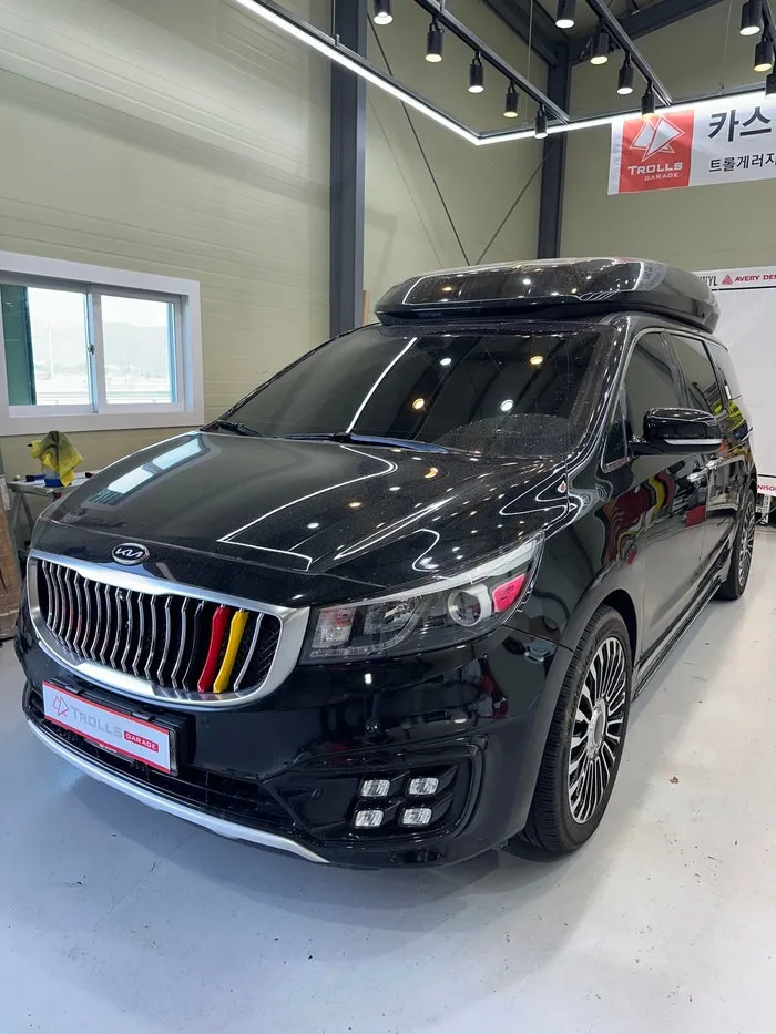 Kia Carnival Hi-Limousineのカーラッピング事例|アイアンマン風カスタム 施工写真 1-3