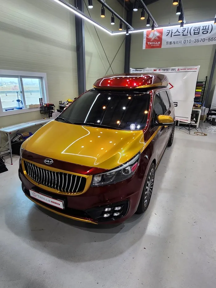 Kia Carnival Hi-Limousineのカーラッピング事例|アイアンマン風カスタム 施工写真 2-3