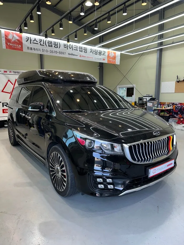 Kia Carnival Hi-Limousineのカーラッピング事例|アイアンマン風カスタム 施工写真 3-3