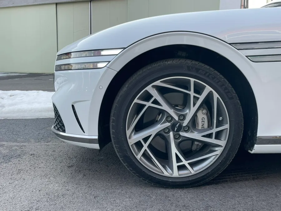 Genesis G90のホイールリペア・塗装事例 施工写真 4