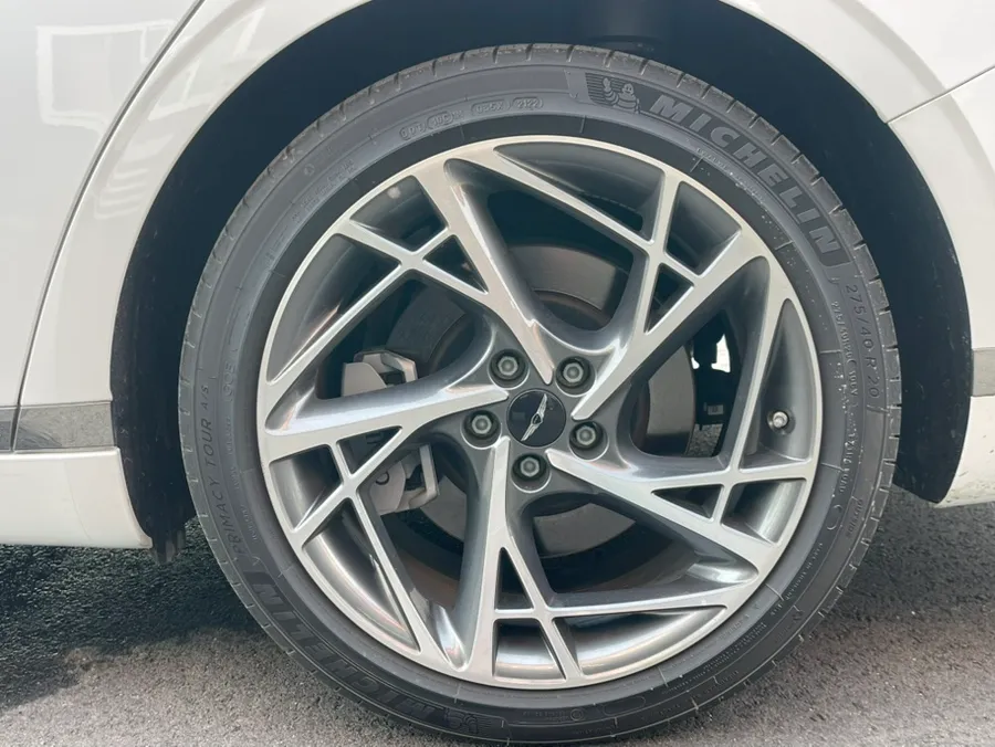 Genesis G90のホイールリペア・塗装事例 施工写真 6