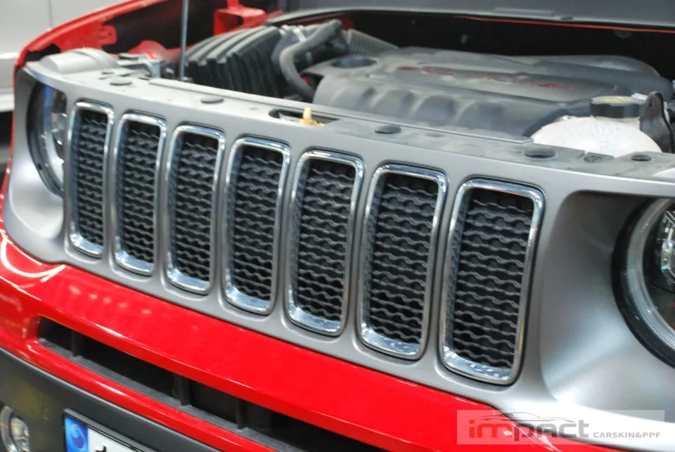 Jeep Renegadeのカーラッピング事例|グリルに黒艶ポイント 施工写真 2-1