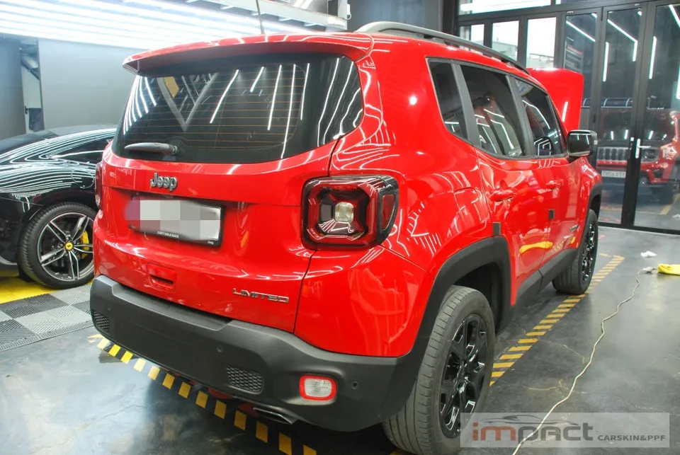 Jeep Renegadeのカーラッピング事例|グリルに黒艶ポイント 施工写真 3-1
