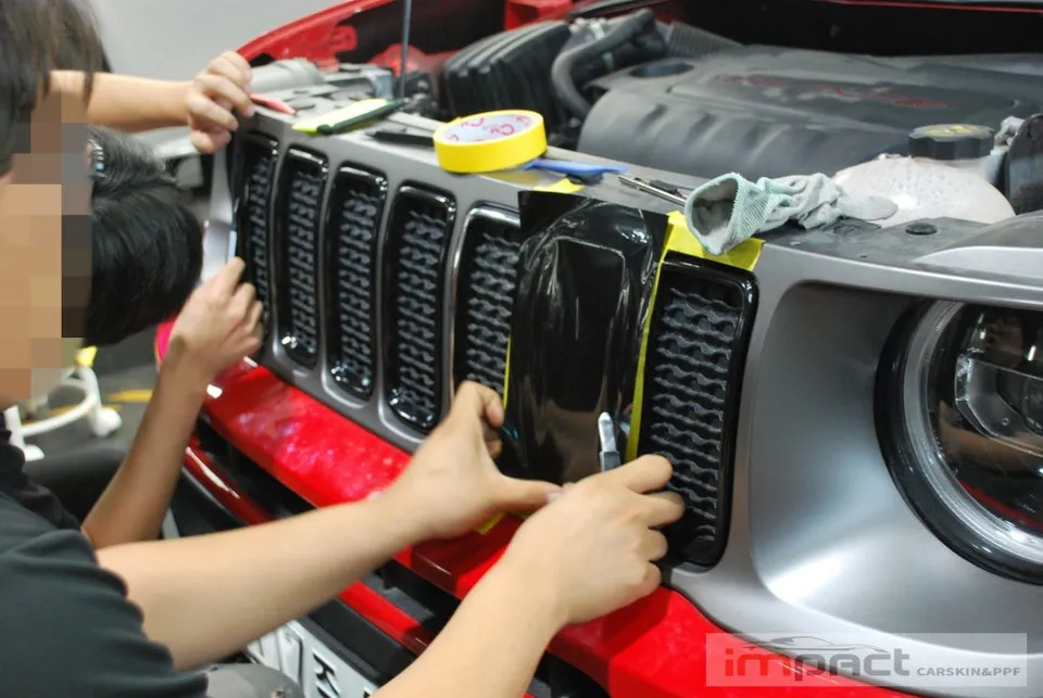 Jeep Renegadeのカーラッピング事例|グリルに黒艶ポイント 施工写真 3-2