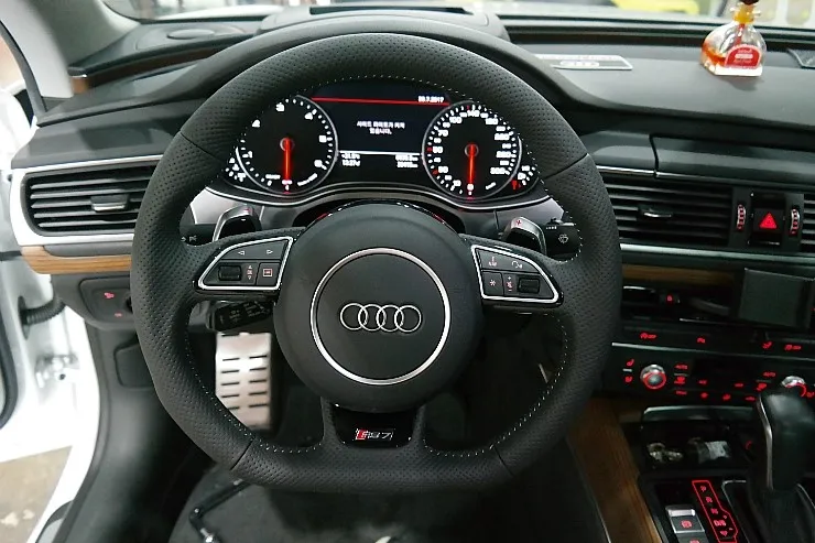 Audi A7 RS steering wheel - Audi A7 RS Steering Wheel Customization Review photo 5