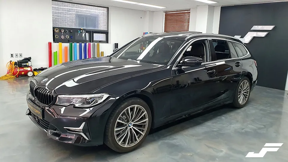 BMW 3 Seriesのカーラッピング事例｜クローム除去と内装カスタム 施工写真 1-1