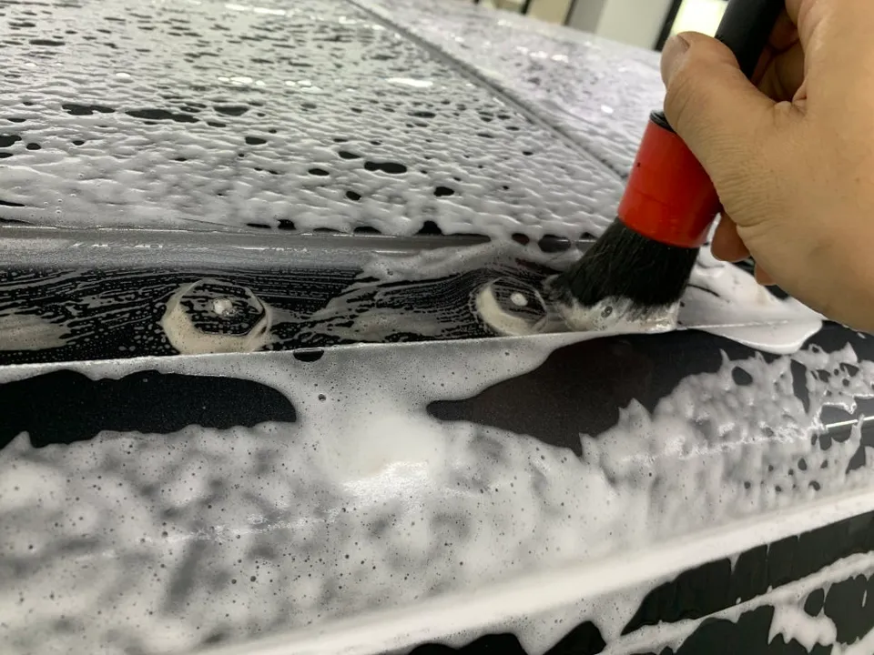 Land Rover Range Rover Vogue vinyl wrap - Land Rover Range Rover Vogue Vinyl Wrap Review: Glossy White & Bl photo 4