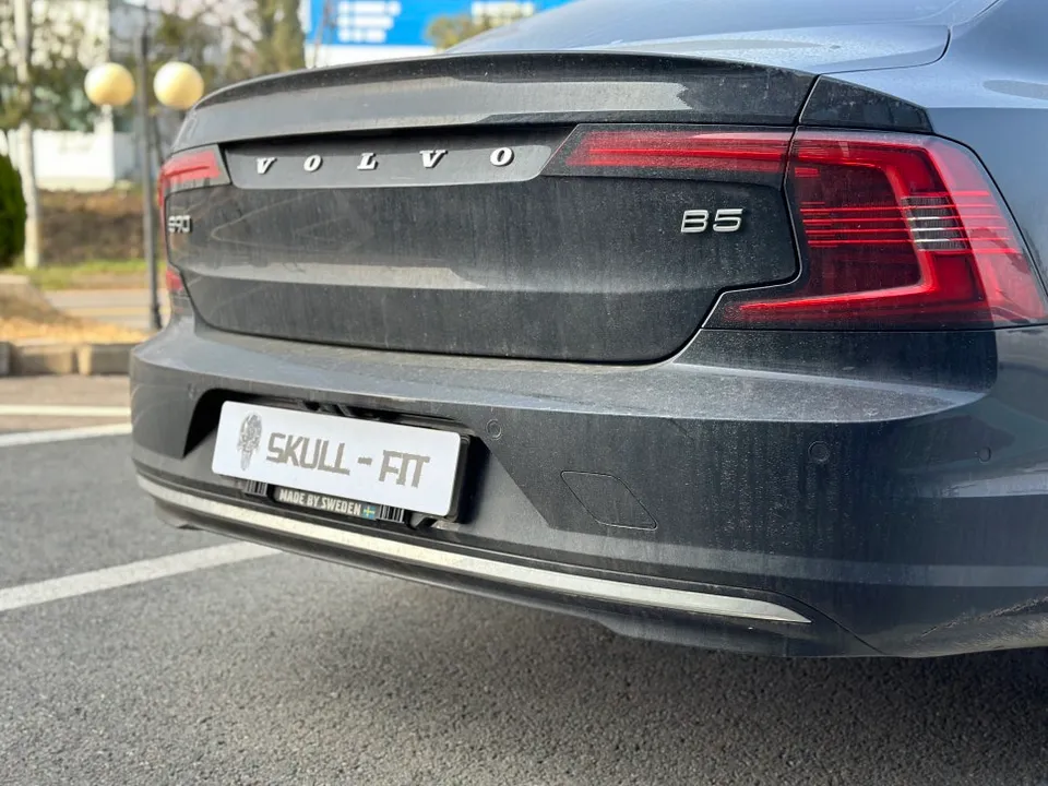 Volvo S90のカーラッピング事例｜クロームメッキの印象変更 施工写真 3-1