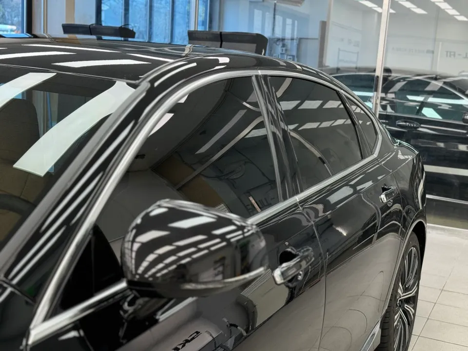 Volvo S90のカーラッピング事例｜クロームメッキの印象変更 施工写真 2-2