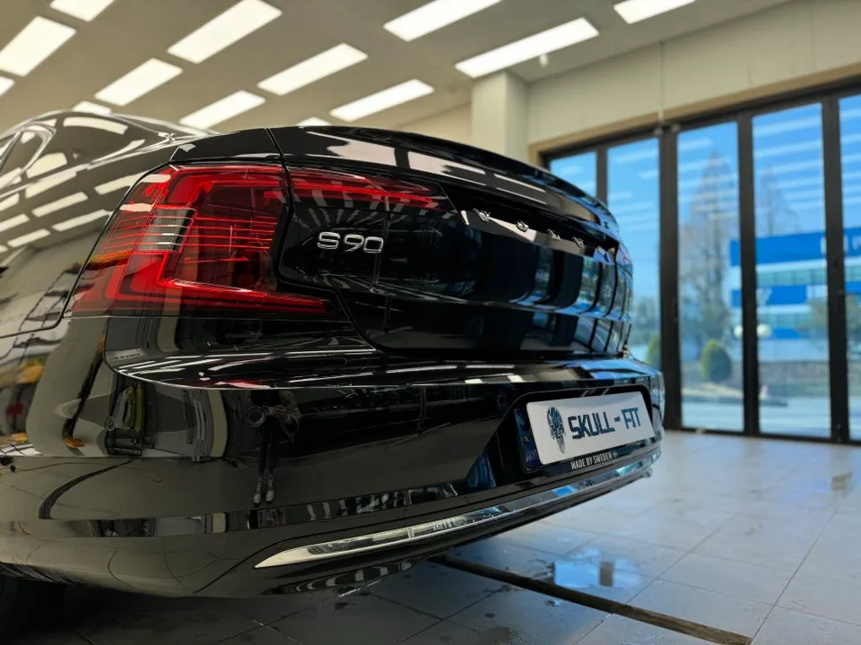 Volvo S90のカーラッピング事例｜クロームメッキの印象変更 施工写真 3-2