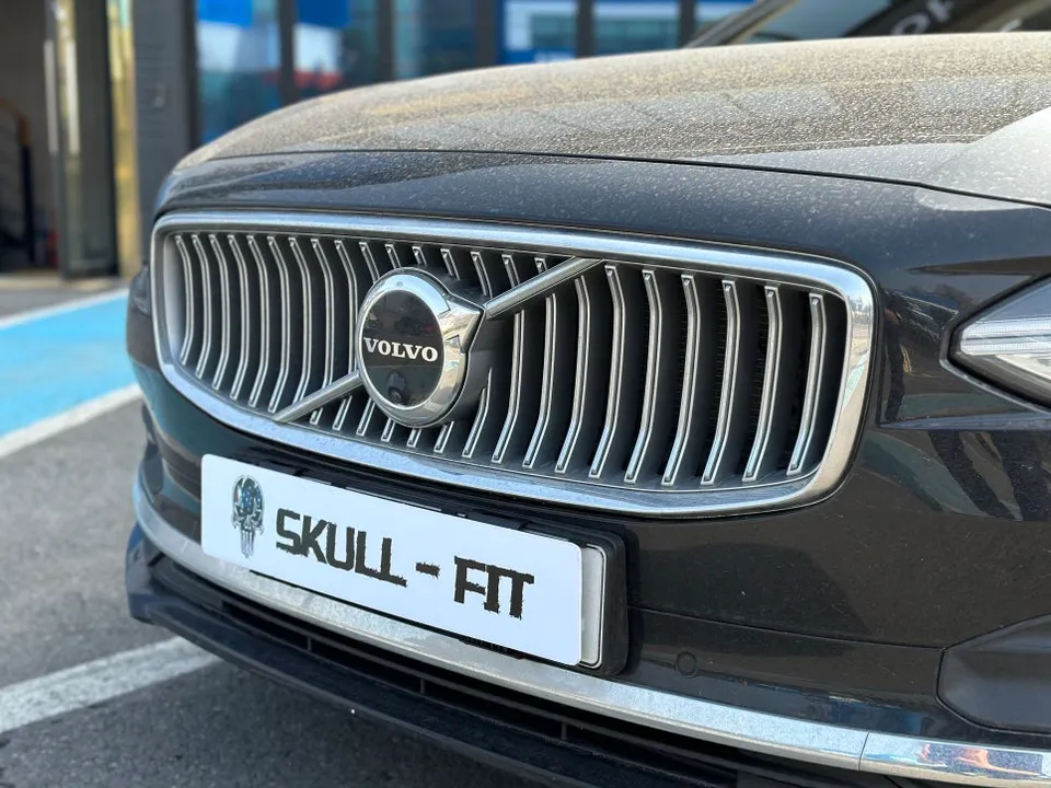 Volvo S90のカーラッピング事例｜クロームメッキの印象変更 施工写真 1-3