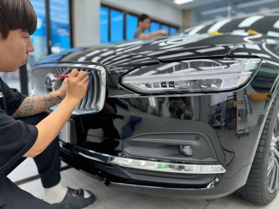 Volvo S90のカーラッピング事例｜クロームメッキの印象変更 施工写真 2-3