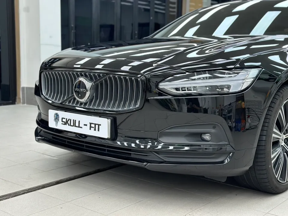Volvo S90のカーラッピング事例｜クロームメッキの印象変更 施工写真 3-3