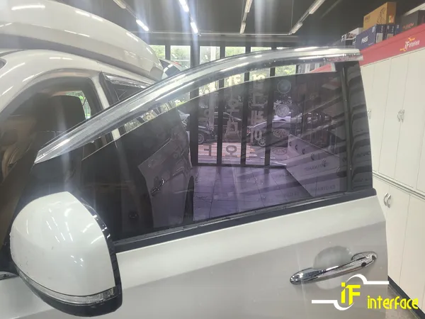 Kia Carnival KA4のカーフィルム施工事例｜断熱・スモーク 施工写真 2