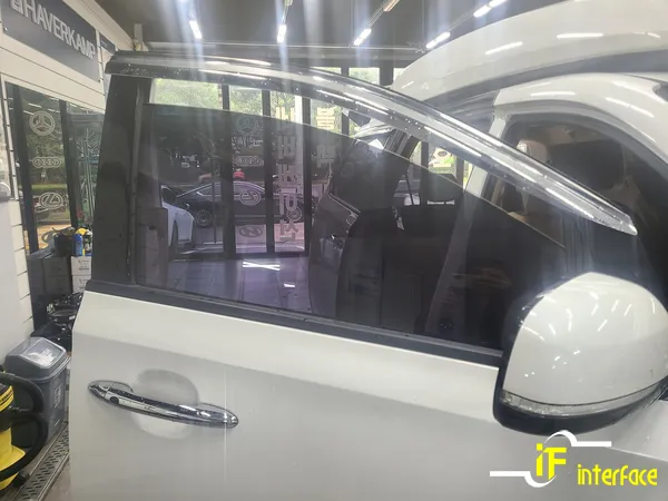 Kia Carnival KA4のカーフィルム施工事例｜断熱・スモーク 施工写真 3