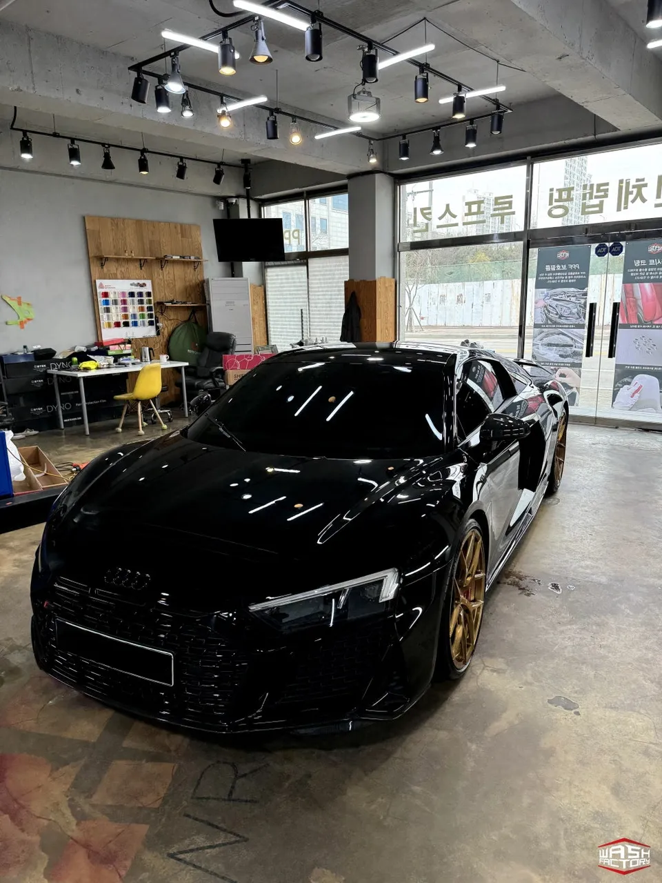 Audi R8のカーラッピング事例｜AXピアノブラック 施工写真 2-1