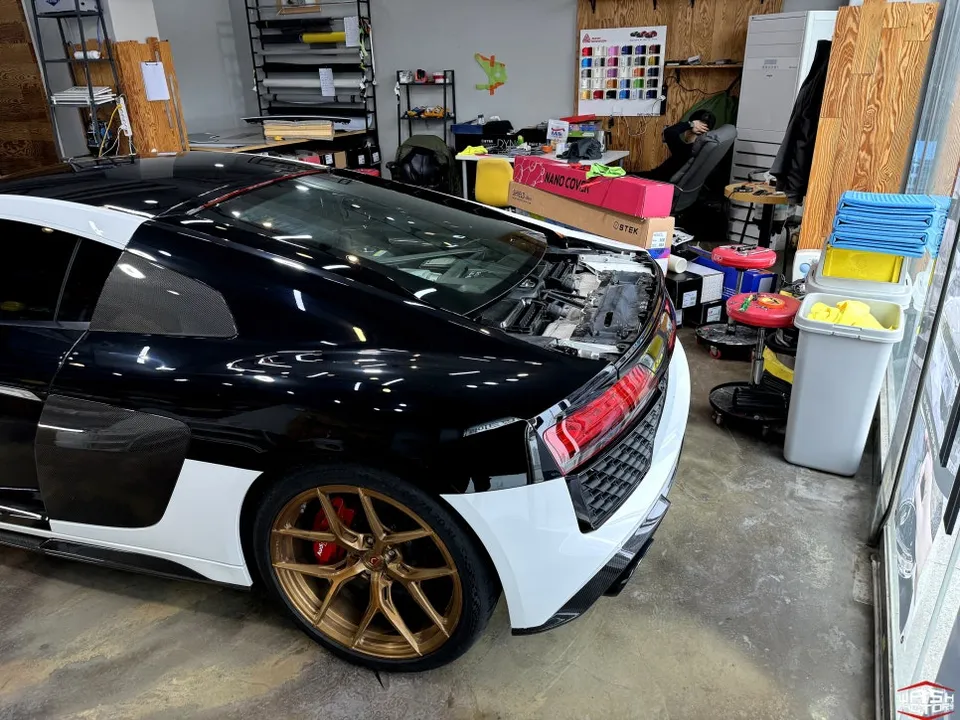 Audi R8のカーラッピング事例｜AXピアノブラック 施工写真 2-2