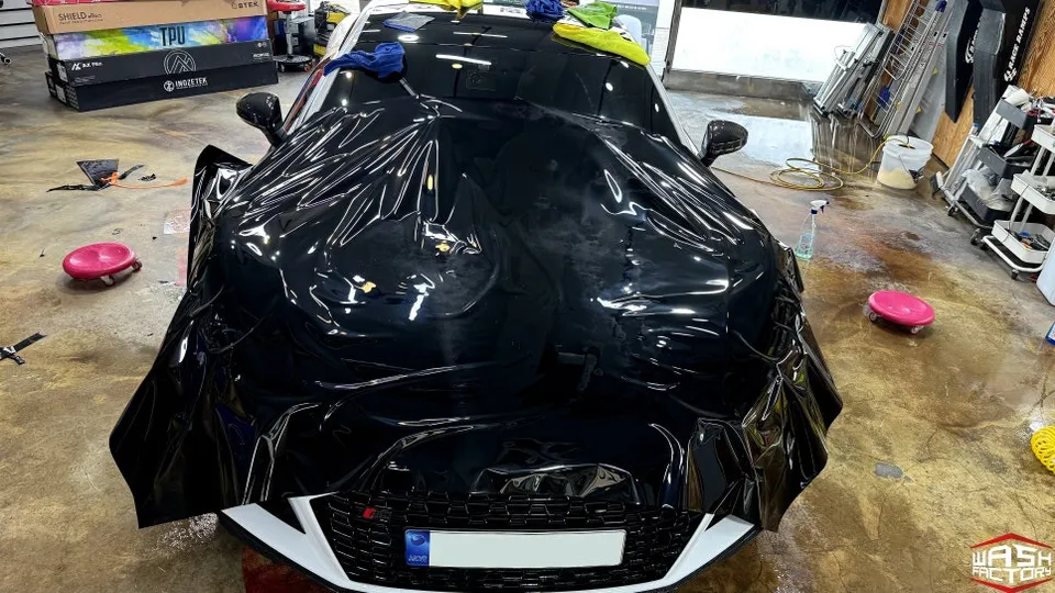Audi R8のカーラッピング事例｜AXピアノブラック 施工写真 3-2