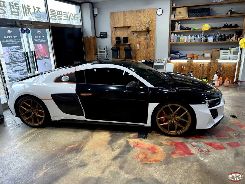 Audi R8のカーラッピング事例｜AXピアノブラック 施工写真 1-3