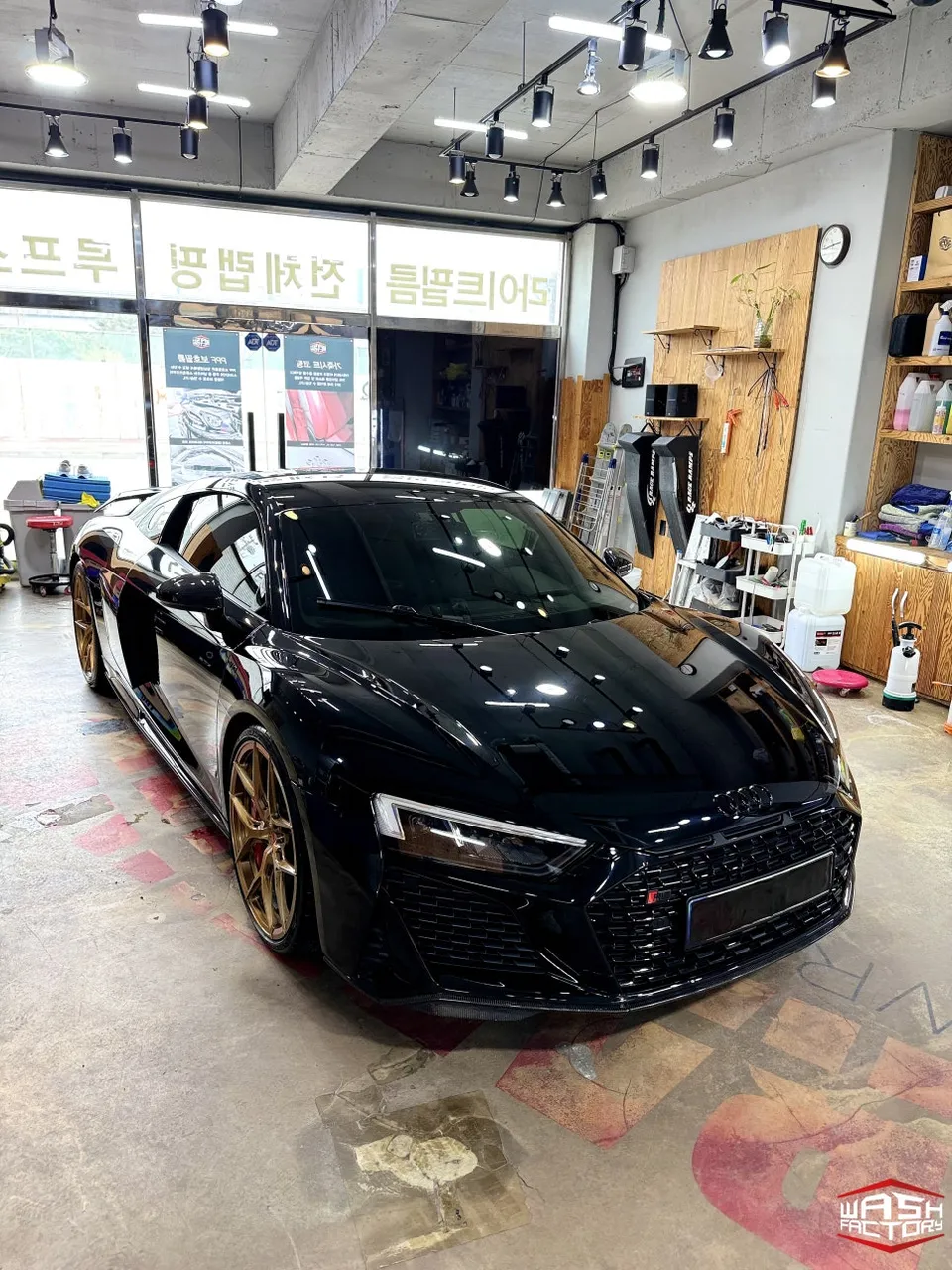 Audi R8のカーラッピング事例｜AXピアノブラック 施工写真 2-3
