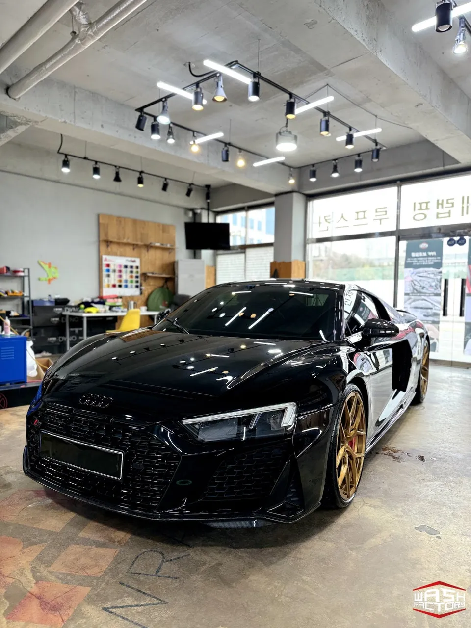 Audi R8のカーラッピング事例｜AXピアノブラック 施工写真 3-3