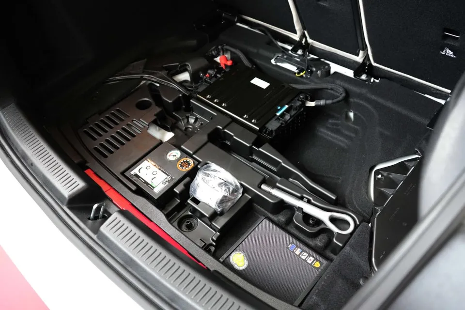 Mercedes-Benz A-Classのドライブレコーダー取付事例 施工写真 3-2