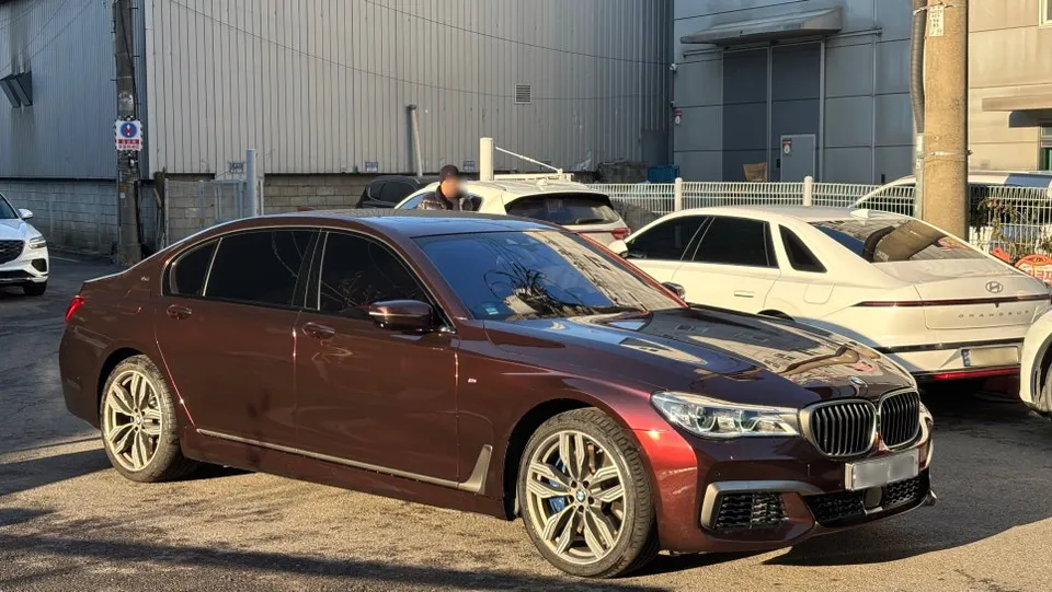 BMW 7 Seriesのカーラッピング事例|費用目安・仕上がり 施工写真 1-2