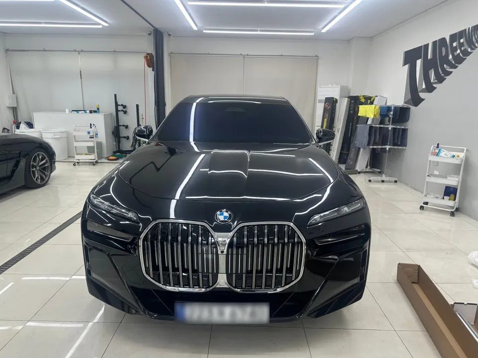 BMW 7 Seriesのカーラッピング事例|デュオトーン&クロームデリート 施工写真 2-1