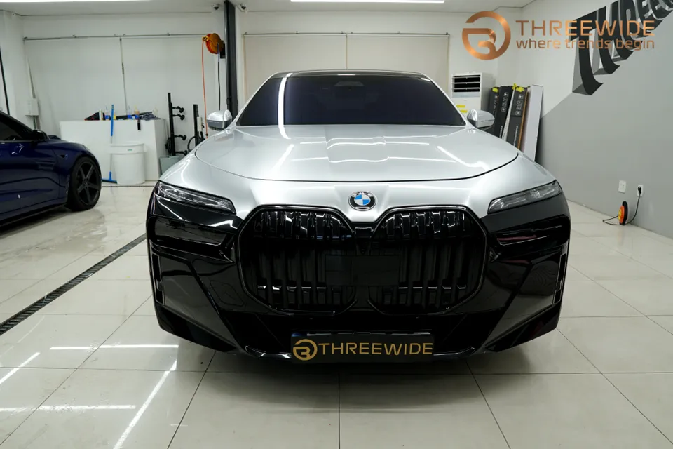 BMW 7 Seriesのカーラッピング事例|デュオトーン&クロームデリート 施工写真 3-1