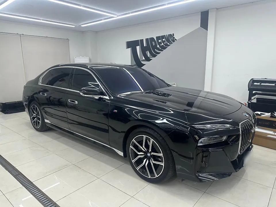 BMW 7 Seriesのカーラッピング事例|デュオトーン&クロームデリート 施工写真 1-2