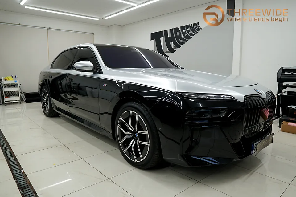 BMW 7 Seriesのカーラッピング事例|デュオトーン&クロームデリート 施工写真 2-2