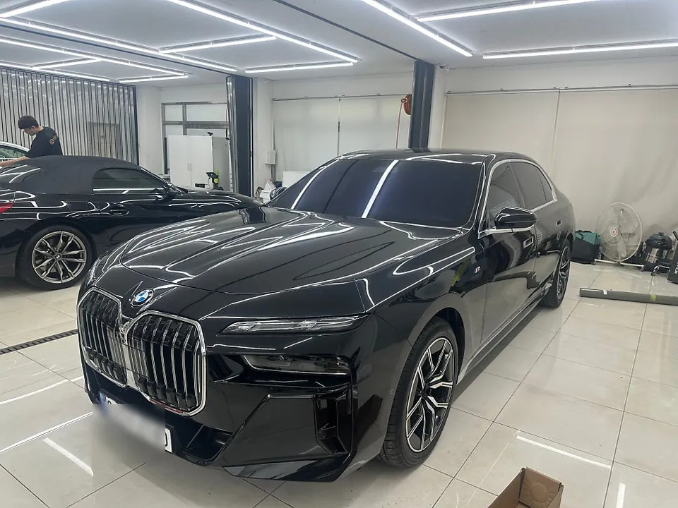 BMW 7 Seriesのカーラッピング事例|デュオトーン&クロームデリート 施工写真 3-2