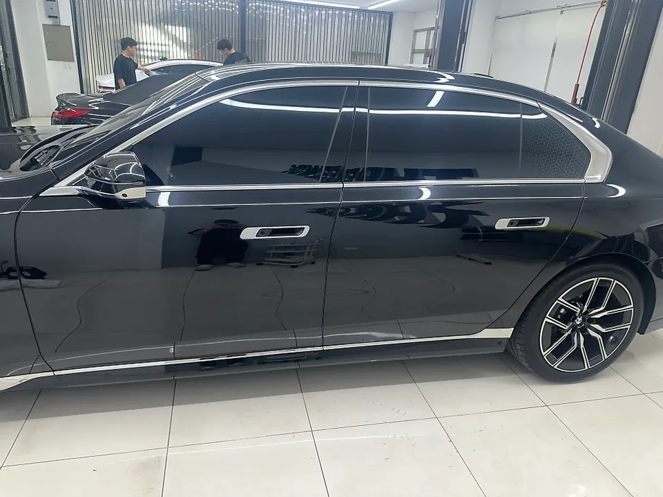 BMW 7 Seriesのカーラッピング事例|デュオトーン&クロームデリート 施工写真 2-3