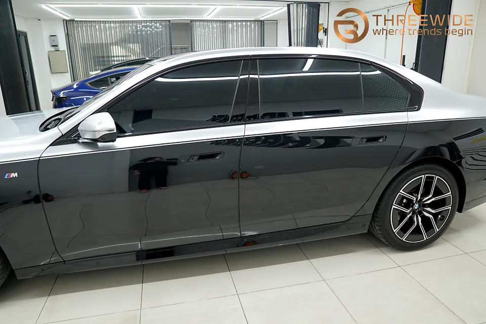 BMW 7 Seriesのカーラッピング事例|デュオトーン&クロームデリート 施工写真 3-3