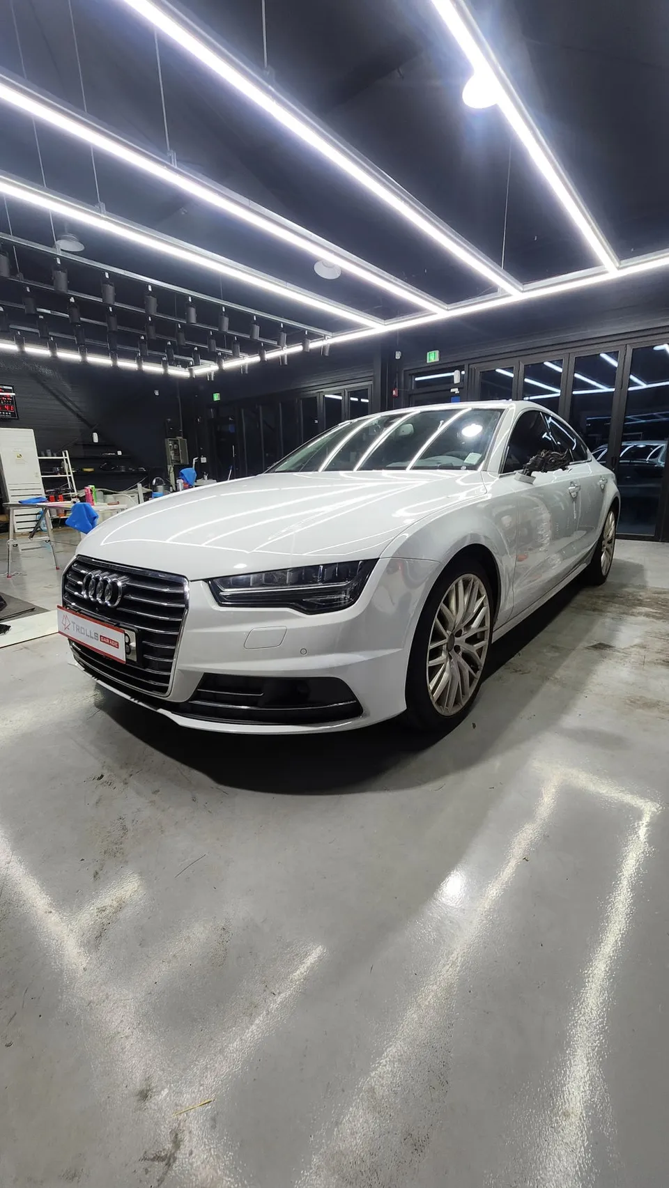 Audi A7のカーラッピング事例|高光沢フィルムで高級感アップ 施工写真 2-1