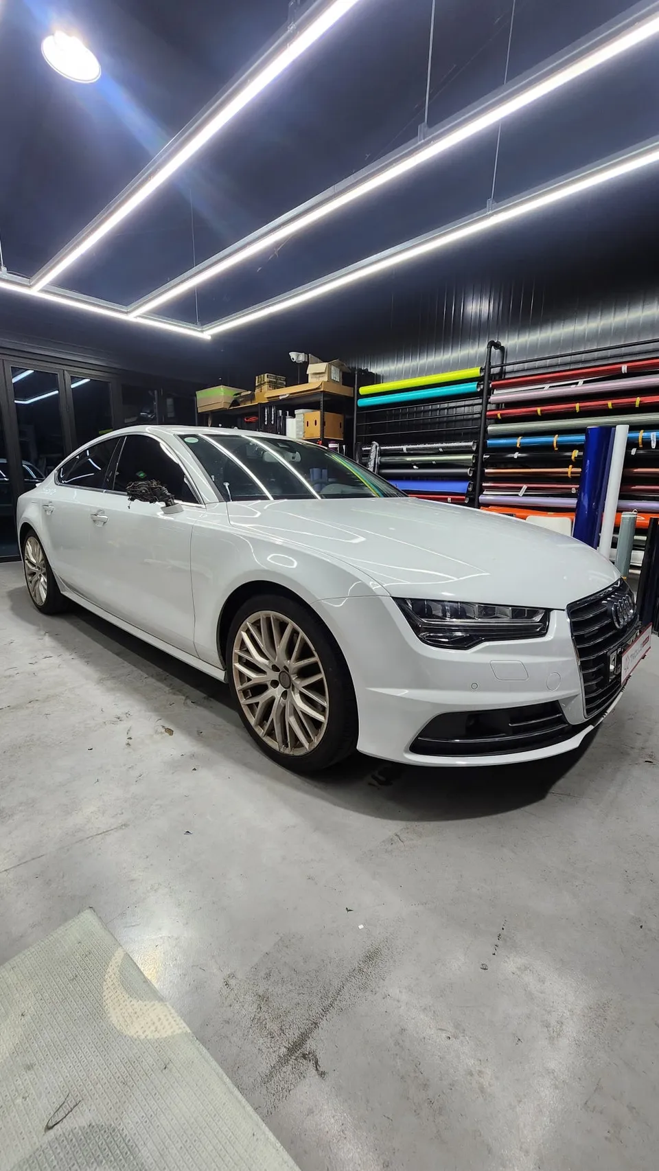 Audi A7のカーラッピング事例|高光沢フィルムで高級感アップ 施工写真 3-1