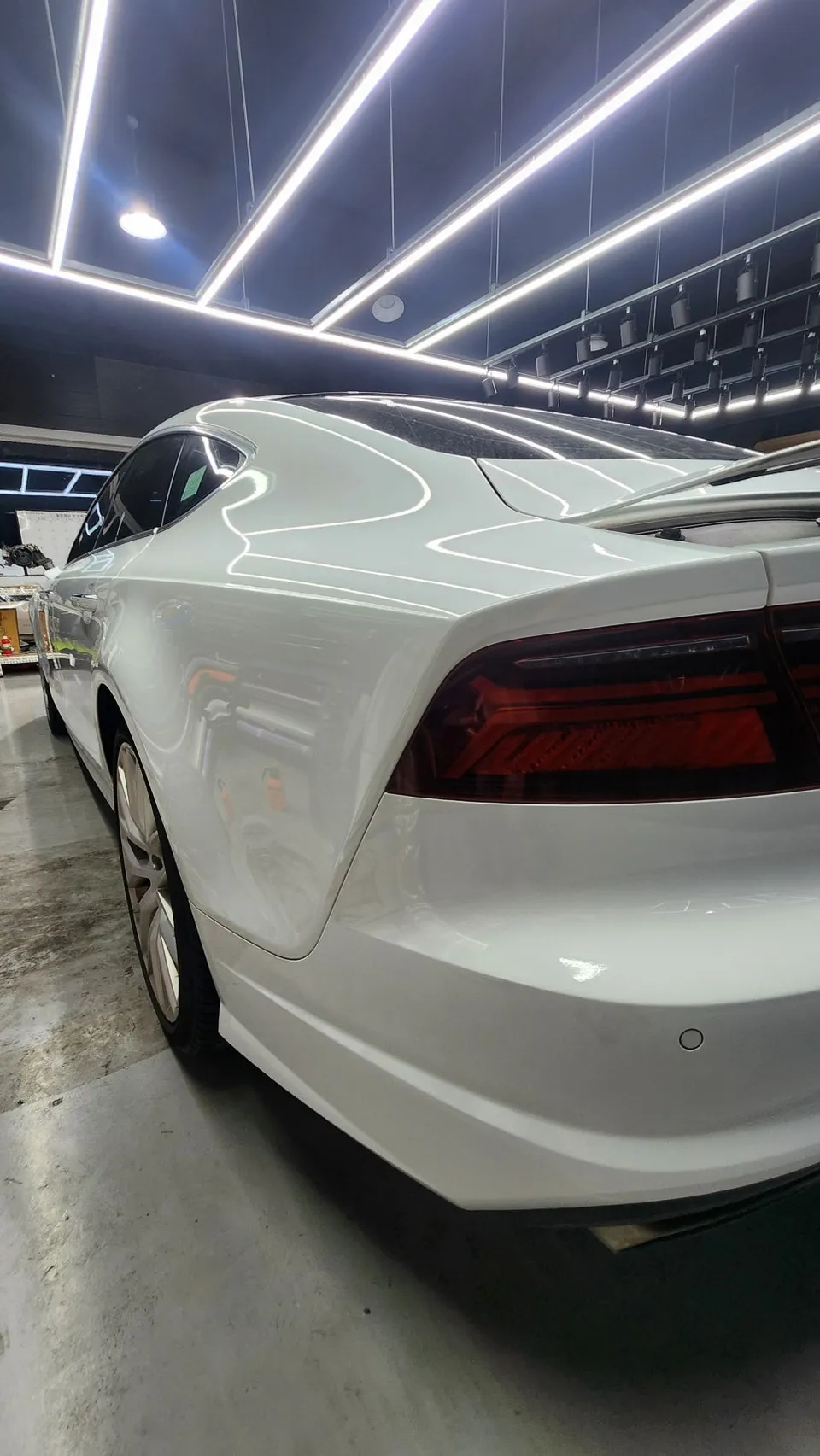 Audi A7のカーラッピング事例|高光沢フィルムで高級感アップ 施工写真 3-2