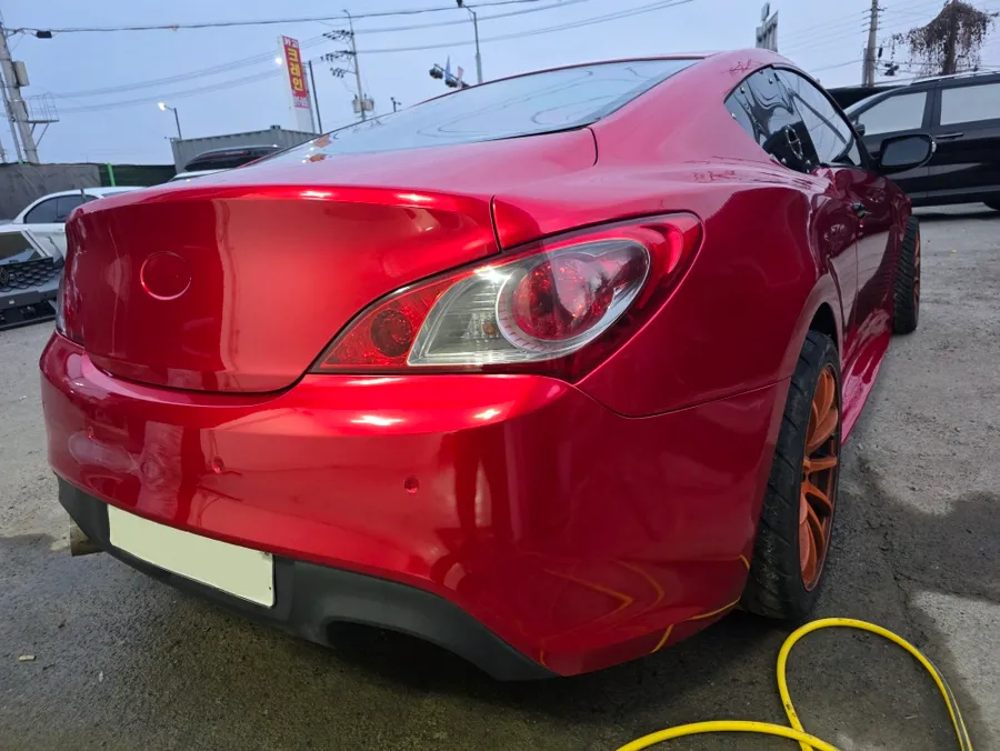 Hyundai Genesis Coupeのカーラッピング事例：鮮烈レッドへの変貌 施工写真 1-3