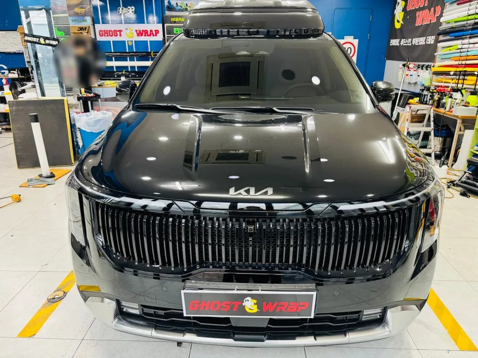 Kia Carnival Hi-Limousineのカーラッピング事例:クロームパーツの質感変化 施工写真 1-1