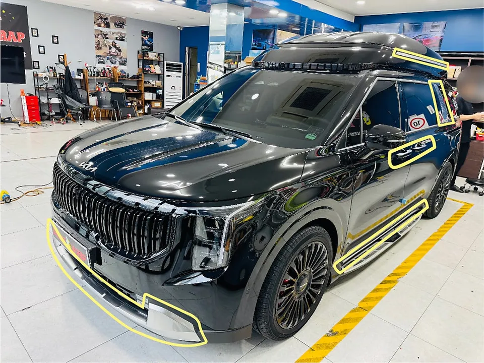 Kia Carnival Hi-Limousineのカーラッピング事例:クロームパーツの質感変化 施工写真 3-1