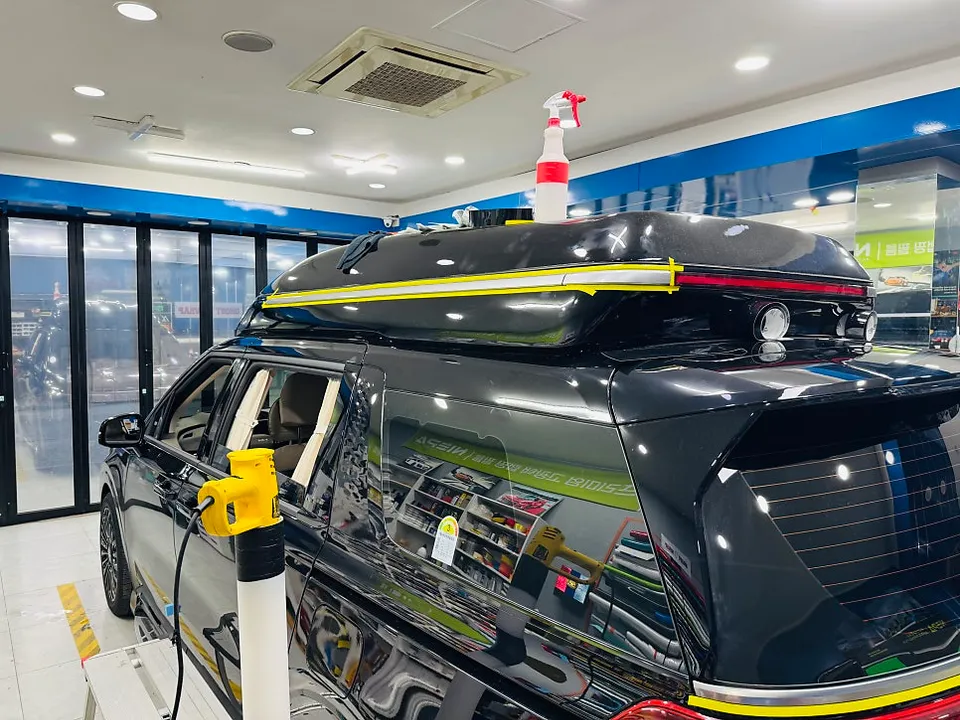 Kia Carnival Hi-Limousineのカーラッピング事例:クロームパーツの質感変化 施工写真 2-2