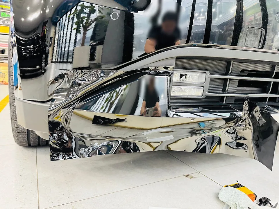Kia Carnival Hi-Limousineのカーラッピング事例:クロームパーツの質感変化 施工写真 3-3