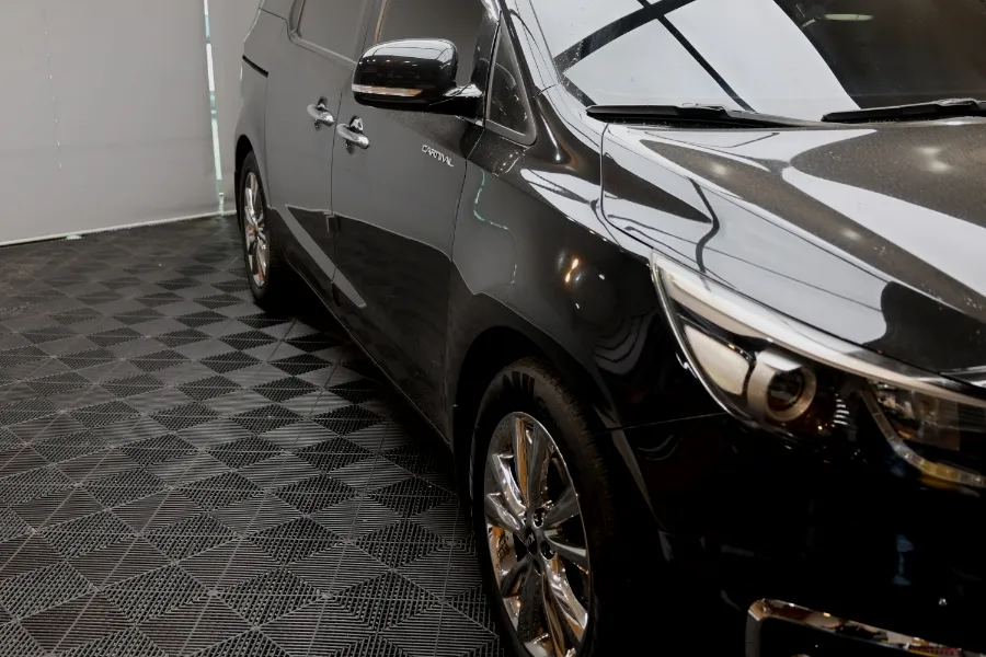 Kia Carnivalのカーフィルム施工事例｜断熱・スモーク効果 施工写真 2-1